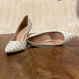 KURT GEIGER LONDON Bond d’Orsay Pump missing on cap